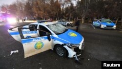Полициянын тополоң учурунда талкаланган унаалары. Алматы, 2022-жыл, 5-январь.