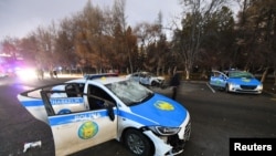 Разбитые во время беспорядков машины полиции. Алматы, 5 января 2022 года