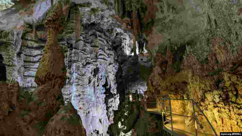 У 1990-і роки спелеологи почали обладнувати в печері екскурсійний маршрут, для чого були побудовані металеві сходи та переходи, а також бетонні сходи