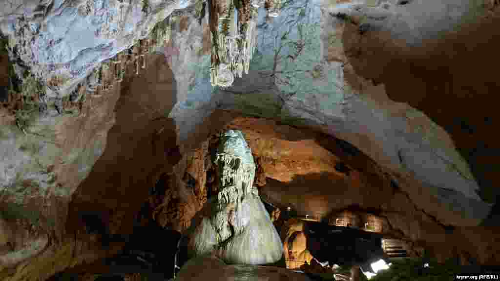 У залі Кечкемат розташований сталагміт, який називають Господарем печери