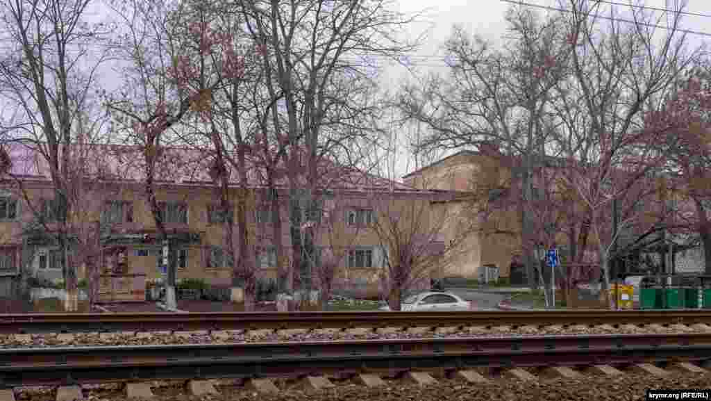 Улица Ленина в Перово &ndash; не главная, тянется вдоль железнодорожного полотна