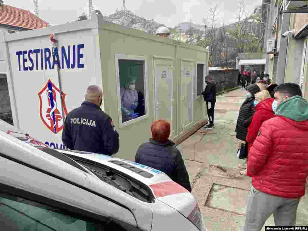 Više građana je Radiju Slobodna Evropa potvrdilo da nijesu ni tražili medicinsku pomoć jer su imali blage simptome. (na fotografiji: čekanje na testiranje ispred COVID-punkta na Cetinju, 4. januar 2022.)