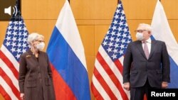 АКШнын мамлекеттик катчысынын орун басары Венди Шерман жана Орусиянын тышкы иштер министринин орун басары Сергей Рябков. Женева, 10-январь, 2022-жыл.