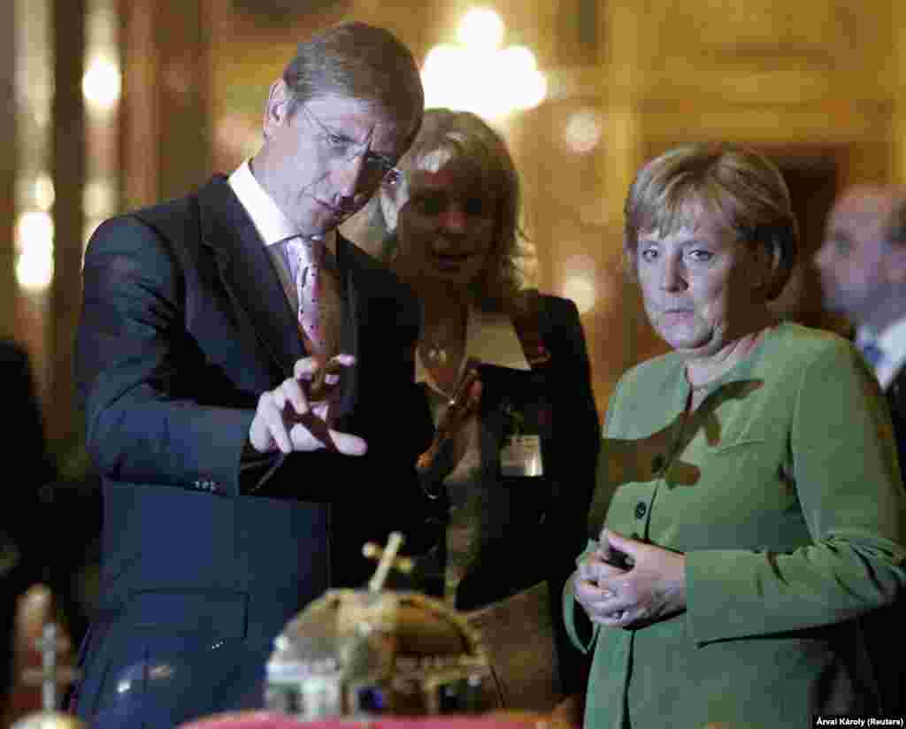 Angela Merkel akkori német kancellár és Gyurcsány Ferenc a Szent Koronánál 2007. augusztus 21-én