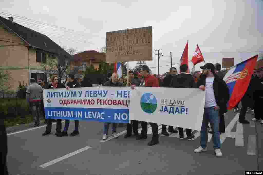 СРБИЈА - Здружението на еколошки организации на Србија го блокира денеска сообраќајот на патиштата во повеќе градови во Србија, барајќи забрана за ископ на литиум, односно Владата на Србија да го повлече планот за посебна намена на рудникот Јадар.