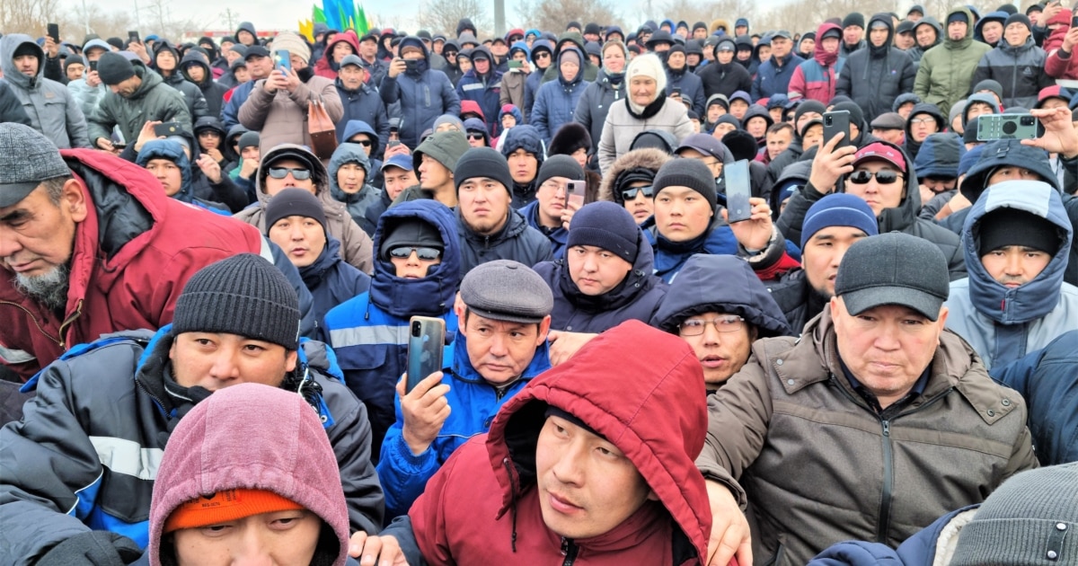 Оның есесіне бір топ адам келді