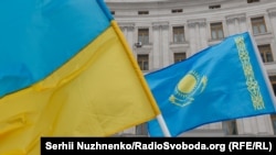 Флаги Украины (слева) и Казахстана.