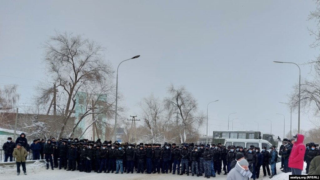 Январские протесты в Казахстане. Отряд СОБРа оцепил дорогу на митинге в Уральске. 4 января 2022 года