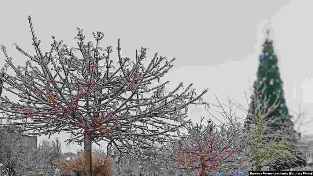 Наступного дня після снігопаду у місті &ndash; обледенілі дерева, дороги тротуари 