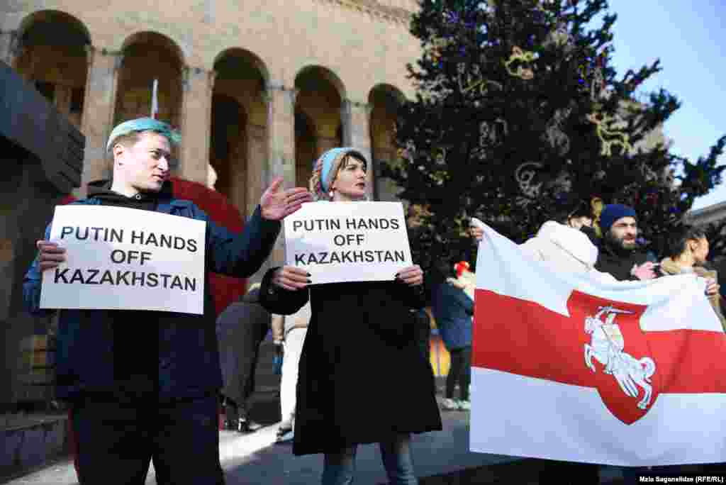 Protestuesit në Gjeorgji mbajnë pankarta me mbishkrimin &quot;Putin duart larg nga Kazakistani&quot;&nbsp; &nbsp;