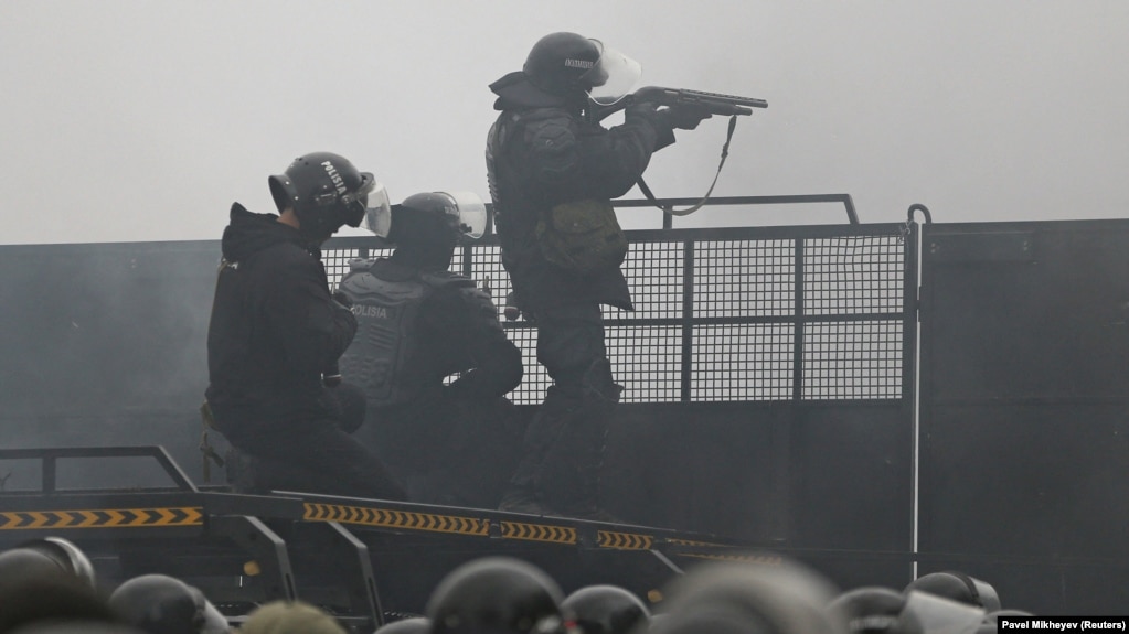 Вооружённые полицейские на баррикадах во время Январских событий. Алматы, 5 января 2022 года
