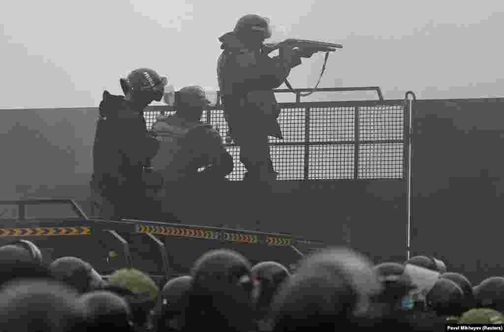 Спецназ на барикадах в Алмати