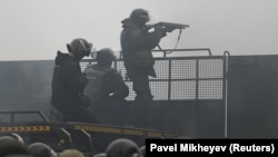 Спецназ на баррикадах во время акции протеста в Алматы. Казахстан, 5 января 2022 года