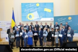 Представники громад, чиї практики місцевого самоврядування були визнані кращими у рамках конкурсу Ради Європи. Київ, 21 грудня 2021 року