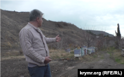 Кримськотатарський активіст Едем Ісмаїлов показує місце, де було знесено домівку Рустема Усеїнова