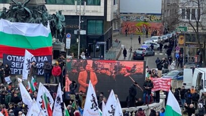 Десетки хора се събраха пред Нардното събрание в столицата на