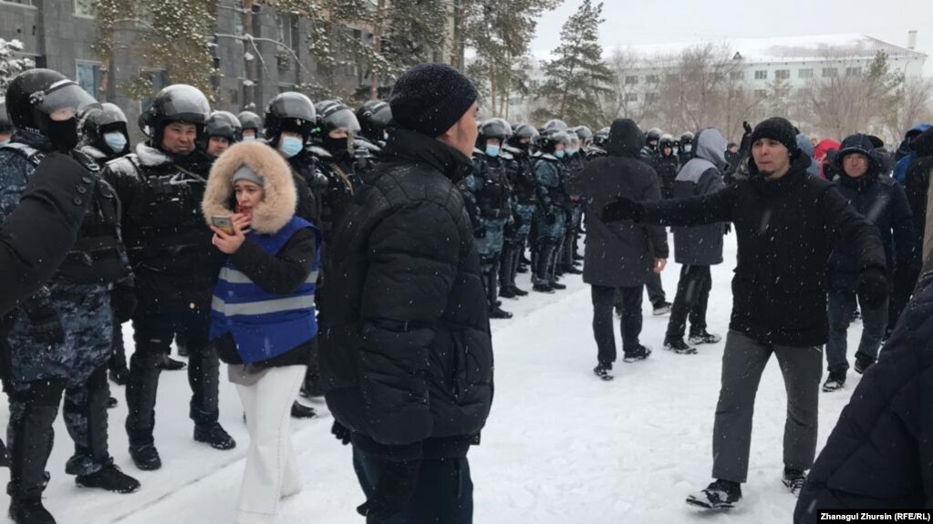 Журналистка Ардак Ерубаева освещала протесты в начале года в городе Актобе. 5 января 2022 года
