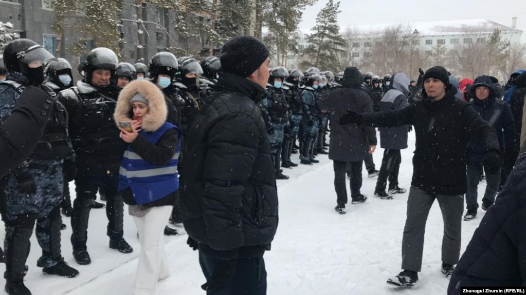 Журналист Ардак Ерубаева на месте протестной акции. Актобе, 5 января 2022 года