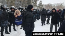Журналист Ардак Ерубаева на месте протестной акции. Актобе, 5 января 2022 года