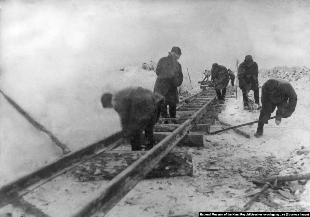 Prizonieri din gulag care lucrează la o cale ferată în Republica Komi.