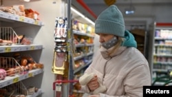 Një konsumatore në një dyqan ushqimor në Rusi.