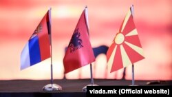 Flamujt e tri shteteve pjesëmarrëse të Ballkanit të Hapur. 