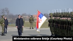 Presidenti i Serbisë, Aleksandar Vuçiq kalon afër ushtarëve serbë.