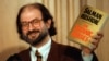 Salman Rushdie arătând un exemplar din controversatului său roman „Versetele satanice” la o conferință de presă, Arlignton, comitatul Virginia, Statele Unite, 1992.