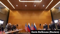 Secretarul de stat adjunct al SUA, Wendy Sherman (stânga), și ministrul adjunct de externe al Rusiei, Serghei Riabkov (dreapta), participă la discuțiile legate de securitatea Rusiei din Geneva, Elveția, 10 ianuarie 2022.