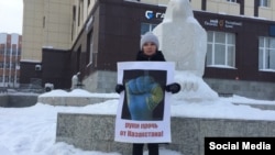 Активистка из Коми Елена Гулина на пикете в поддержку жителей Казахстана