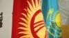  Кыргызстан менен Казакстандын мамлекеттик туусу.