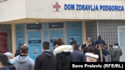 Red za testiranje na korona virus ispred COVID centra u Podgorici, 4. januar 2022.