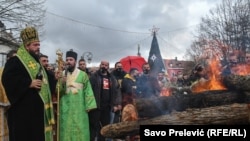 Nalaganje badnjaka u organizaciji Crnogorske pravoslavne crkve na Dvorskom trgu na Cetinju, 6. januar 2022.