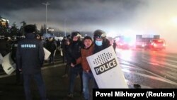 Kazah rendőrök letartóztatnak egy tüntetőt Almatiban 2022. január 5-én