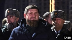Президент Чечні Рамзан Кадиров (у центрі) під час церемонії запалення головної новорічної ялинки на центральній площі імені Абубакара Кадирова у Грозному. Чечня, Росія