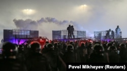 Спецназ полиции разгоняет людей. Алматы, 4 января 2022 года