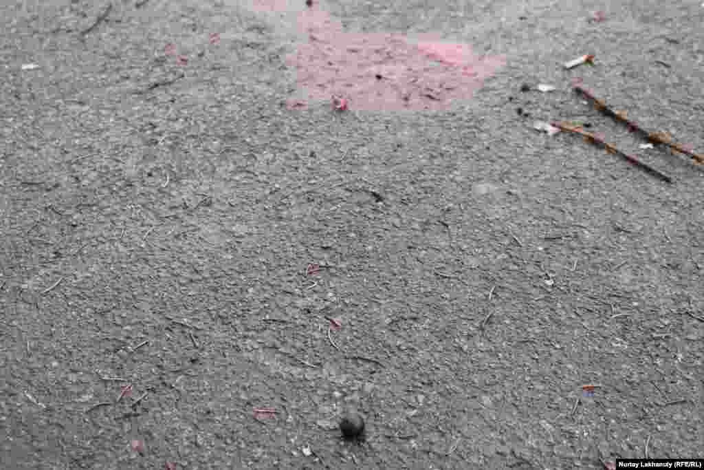 Сліди крові та гумова куля на асфальті на площі Республіки в Алмати&nbsp;