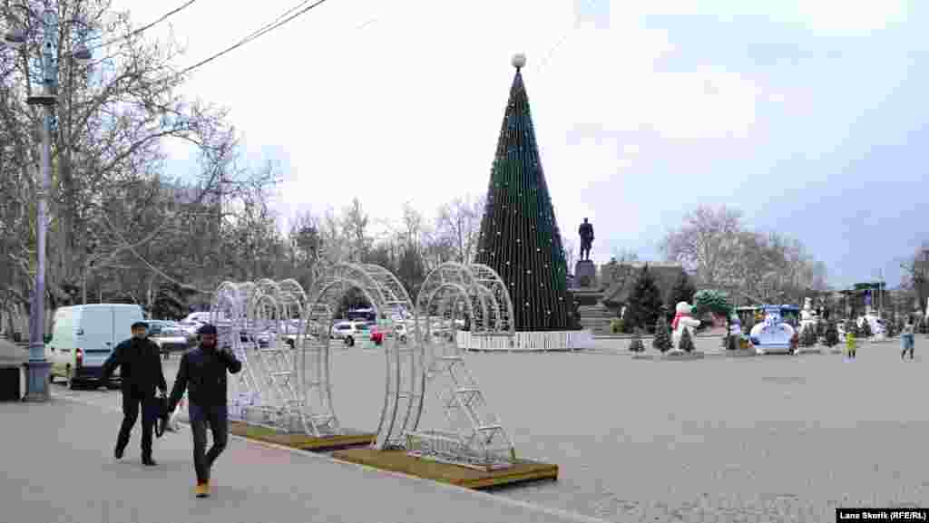 На площади Нахимова все еще стоят новогодняя елка и инсталляции