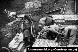 Prizonierii transportă cărămizi în Tomsk în anii 1930.