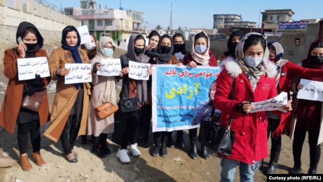 دادخواهی شماری از دختران افغان برای آزادی عالیه عزیزی