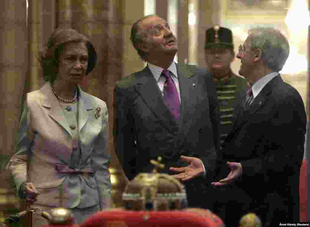 I. János Károly spanyol király és Zsófia királynő Sólyom László akkori köztársasági elnök társaságában a Szent Koronánál 2007. május 30-án
