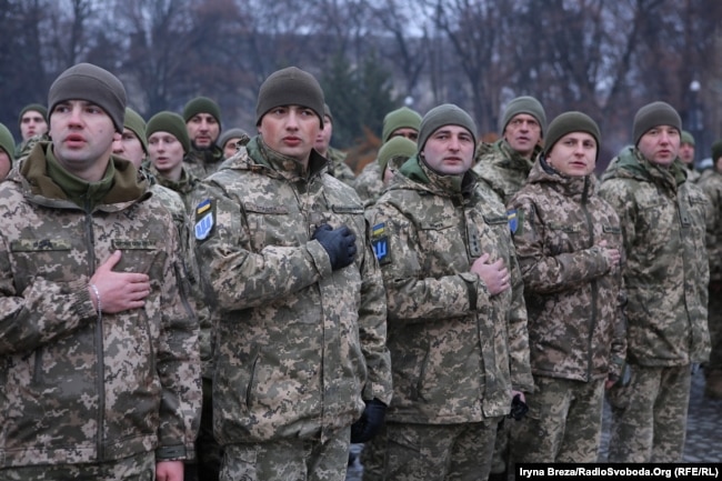 Архівна світлина. 400 військових прибули на Закарпаття на постійне місце дислокації після 9 місяців служби у зоні бойових дій на сході України. Ужгород, 28 грудня 2021 року