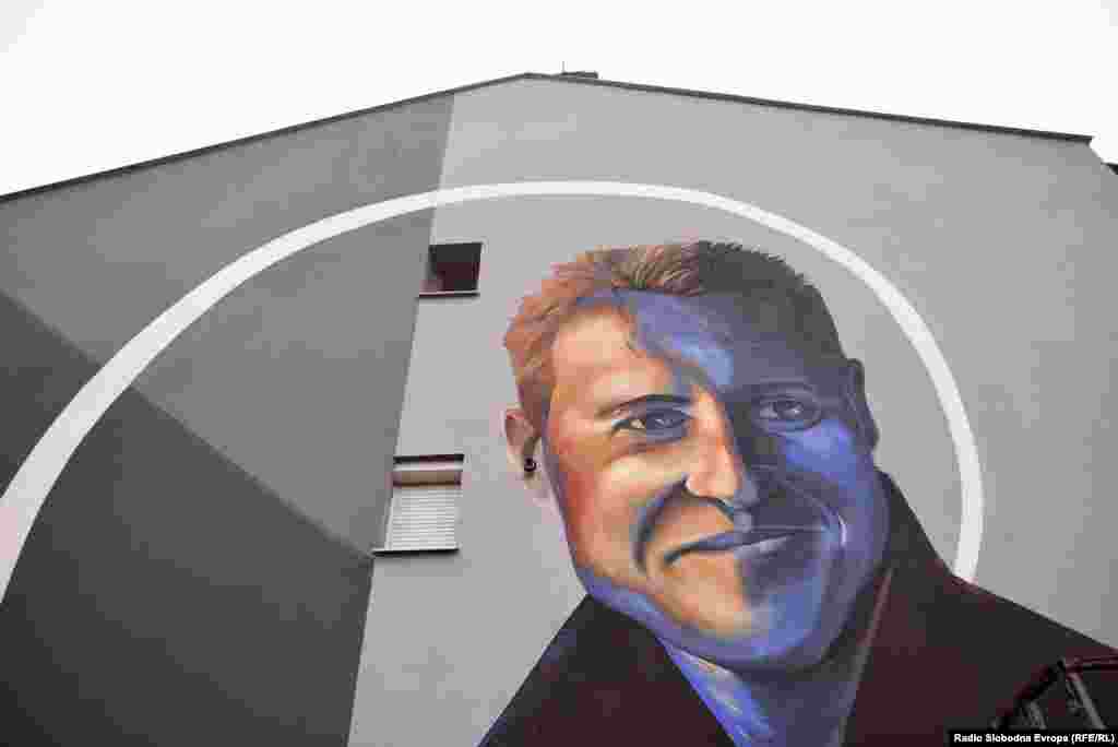 Nekoliko sarajevskih umjetnika poklonilo je bivšem sedmerostrukom prvaku Formule 1 mural u znak zahvalnosti za pomoć koju je Michael Schumacher pružao Sarajevu neposredno posle rata.