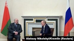 Alexander Lukashenka și Vladimir Putin, Strelna, Sankt Petersburg, 29 decembrie 2021.