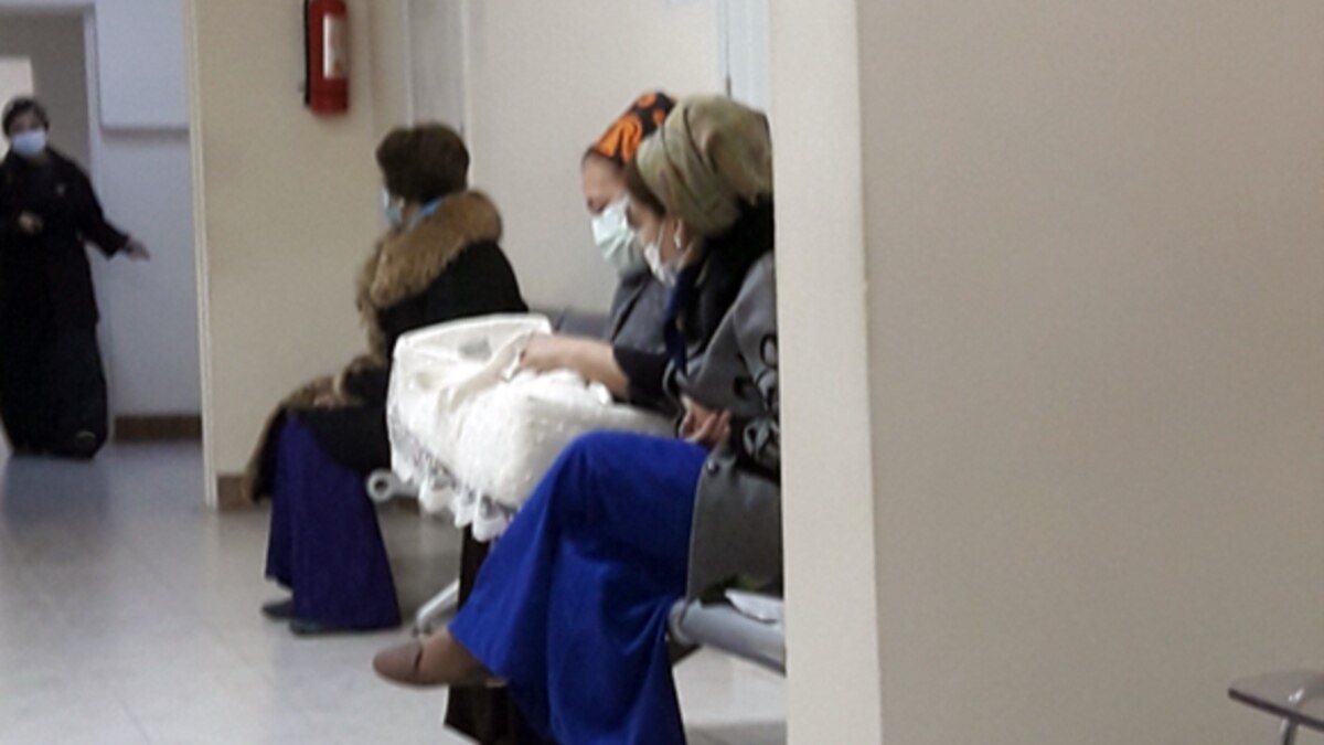 В детской больнице имени Гурбансолтан-эдже маленькие пациенты часами ...