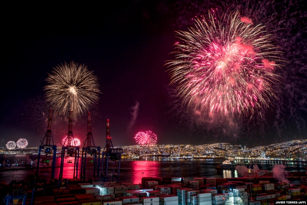 Spektakli me fishekzjarrë në Valparaiso të Kilit më 1 janar 2022.   