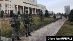 Спецохрана у здания акимата Шымкента, 5 января 2024 года