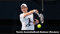Novak Đoković trenira uoči Australijan opena u Melburn Parku u Melburnu, Australija (11. januar 2022.)