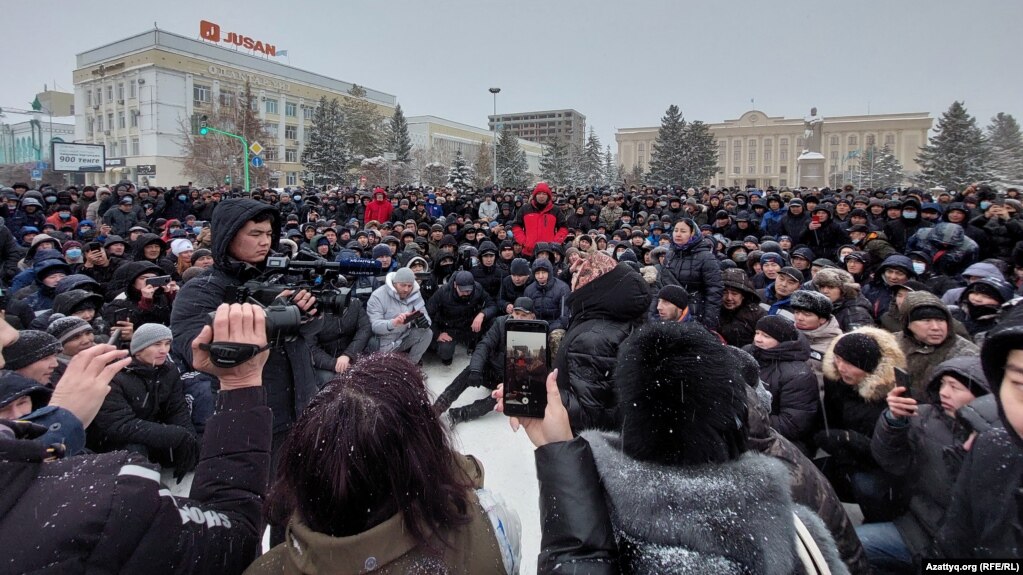 Протестующие в Уральске, 4 января 2022 года. С ростом числа демонстраций ширились и требования протестующих, звучали призывы к политическим реформам 