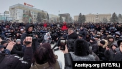 Протестующие в Уральске, 4 января 2022 года. С ростом числа демонстраций ширились и требования протестующих, звучали призывы к политическим реформам 